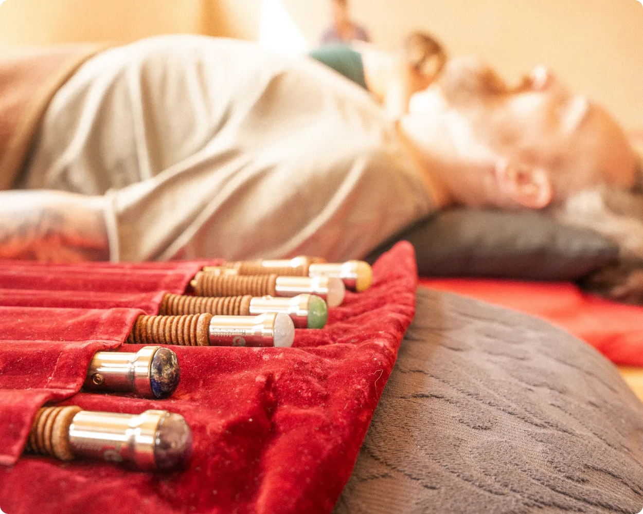 chakra-arbeit-atemseminar-vorbereitung-stimmgabeln-quer